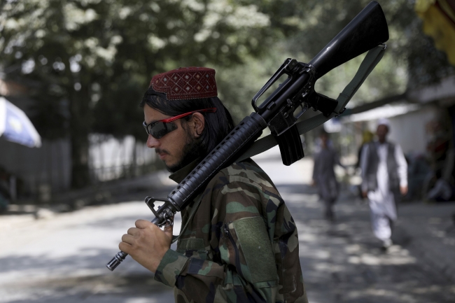 Taliban unsurları son 1 ayda çok sayıda ABD silahını ele geçirdi ve kullanmaya başladı.